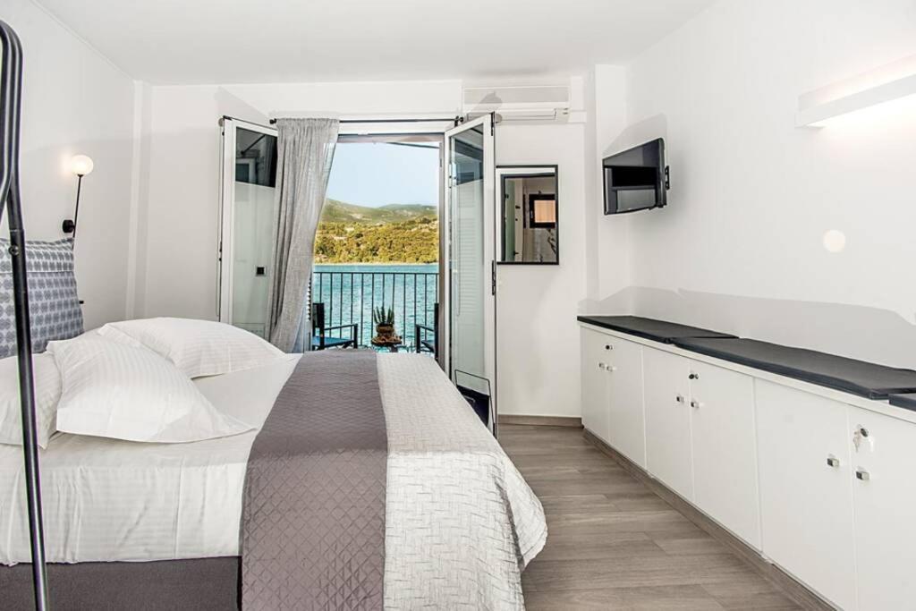 A & B Minimal Suite With Sea View In Argostoli Esterno foto